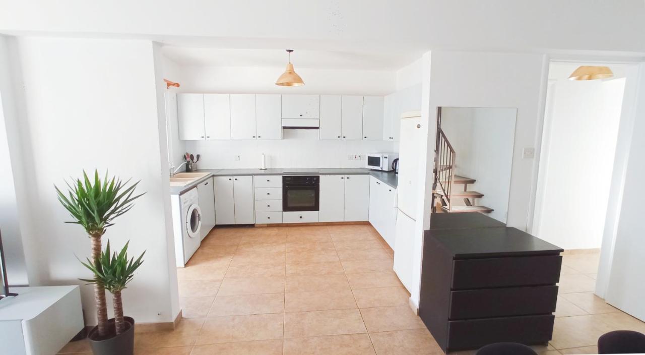 Luxury Private Rooms -Sea View, Netflix, Gym- 5 Min From Beach! - Private Room In Shared Apartment Larnaca Bagian luar foto