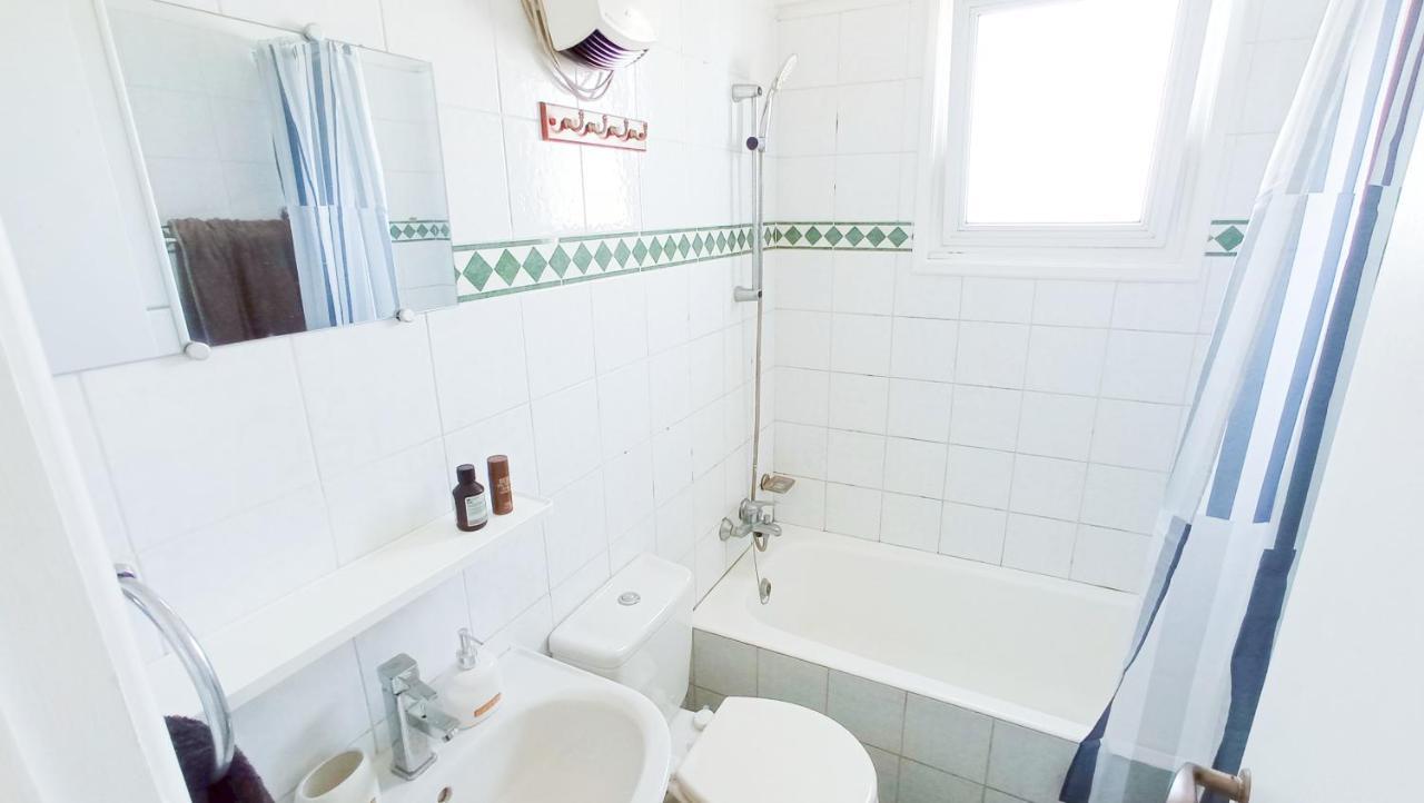 Luxury Private Rooms -Sea View, Netflix, Gym- 5 Min From Beach! - Private Room In Shared Apartment Larnaca Bagian luar foto