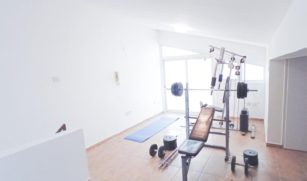 Luxury Private Rooms -Sea View, Netflix, Gym- 5 Min From Beach! - Private Room In Shared Apartment Larnaca Bagian luar foto
