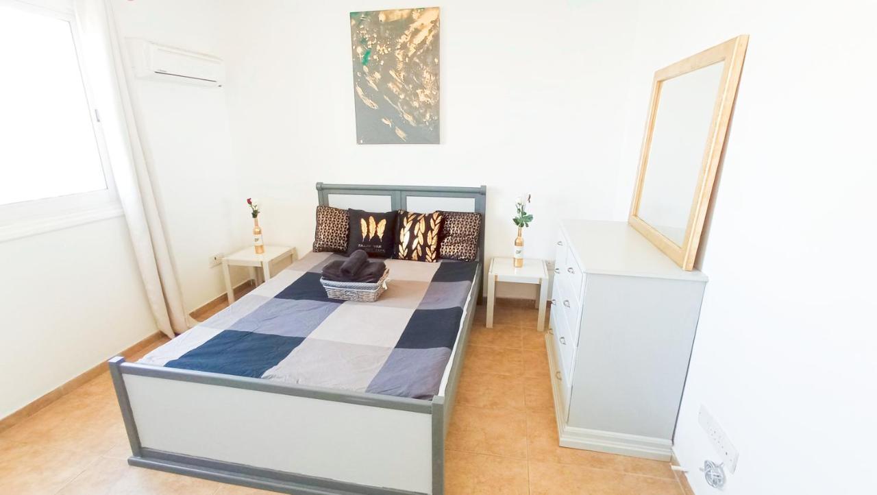 Luxury Private Rooms -Sea View, Netflix, Gym- 5 Min From Beach! - Private Room In Shared Apartment Larnaca Bagian luar foto