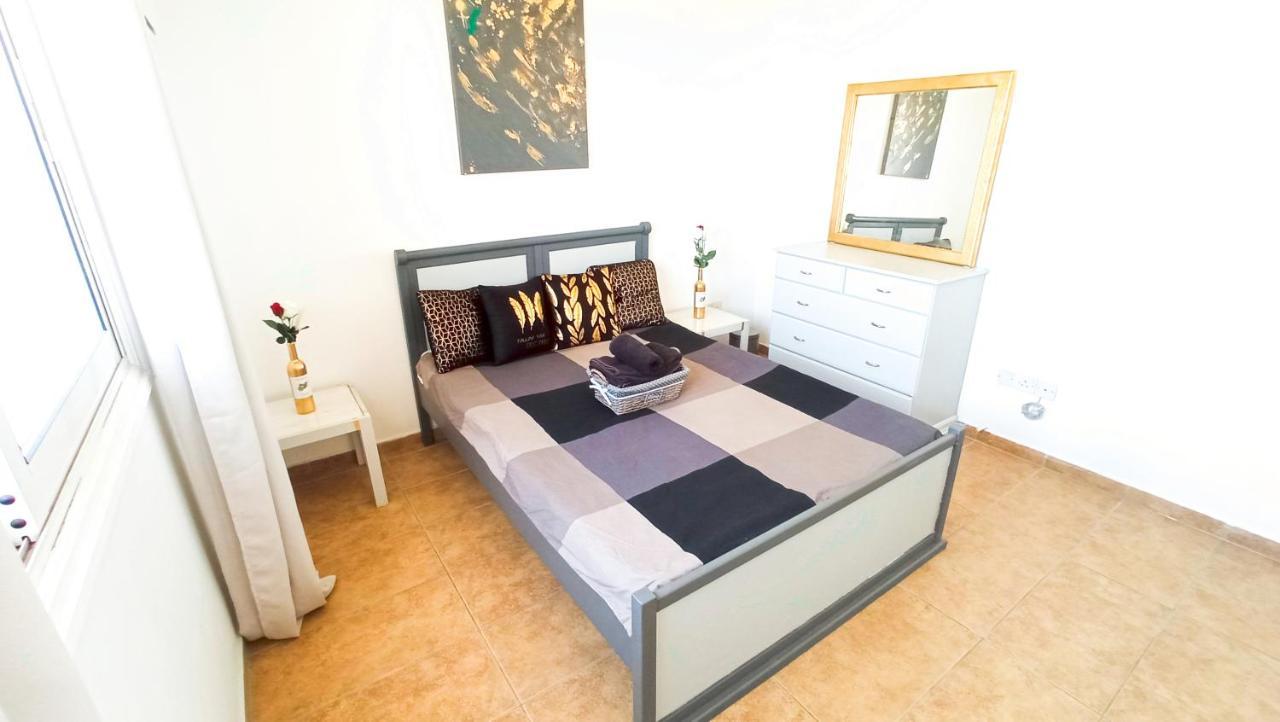 Luxury Private Rooms -Sea View, Netflix, Gym- 5 Min From Beach! - Private Room In Shared Apartment Larnaca Bagian luar foto