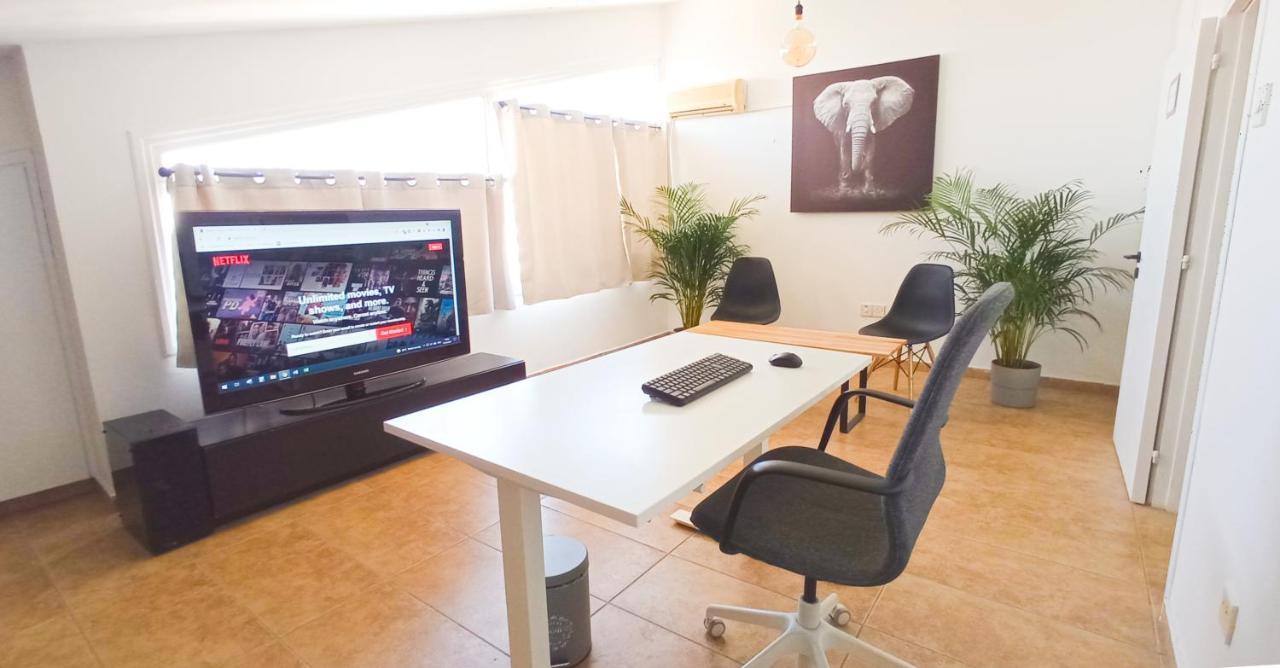 Luxury Private Rooms -Sea View, Netflix, Gym- 5 Min From Beach! - Private Room In Shared Apartment Larnaca Bagian luar foto