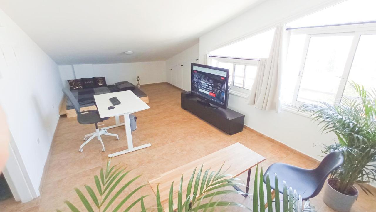 Luxury Private Rooms -Sea View, Netflix, Gym- 5 Min From Beach! - Private Room In Shared Apartment Larnaca Bagian luar foto