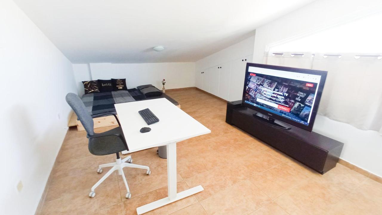 Luxury Private Rooms -Sea View, Netflix, Gym- 5 Min From Beach! - Private Room In Shared Apartment Larnaca Bagian luar foto